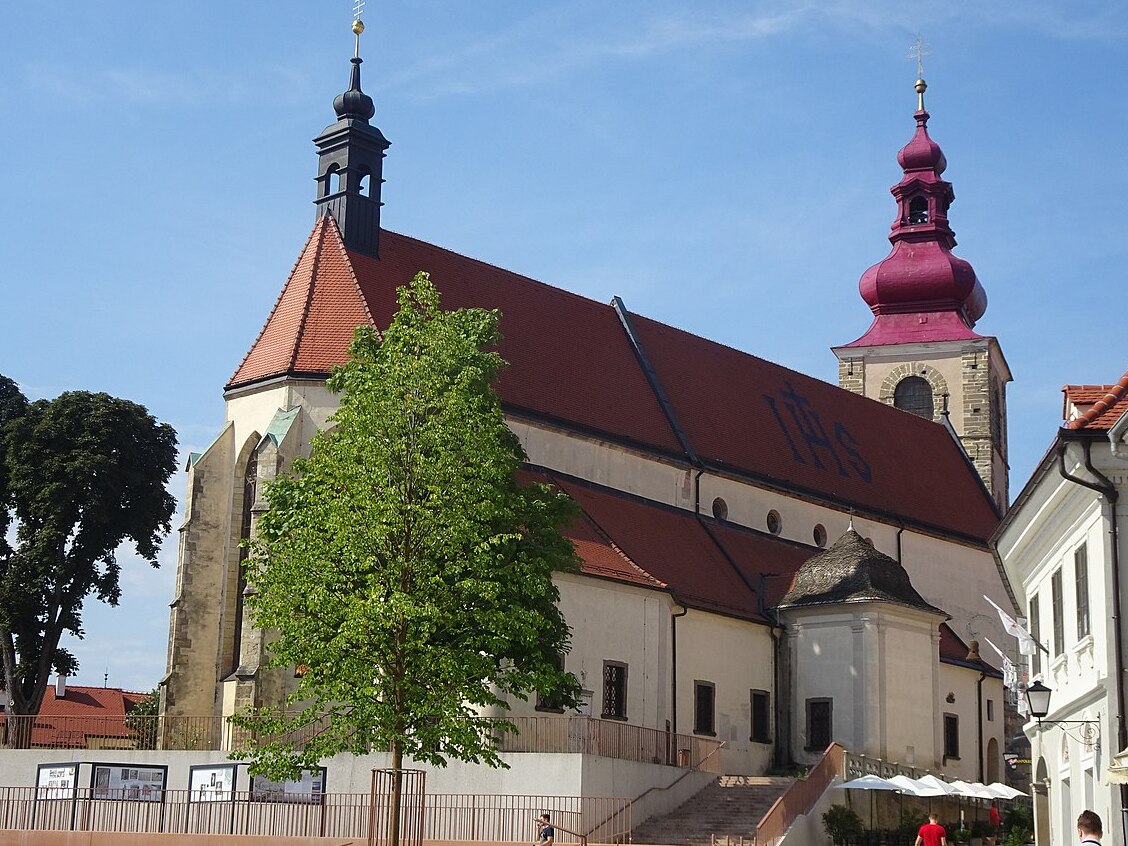 The first church was built in the 12th century. In 1246 it was enlarged with three n — Slovenski trg