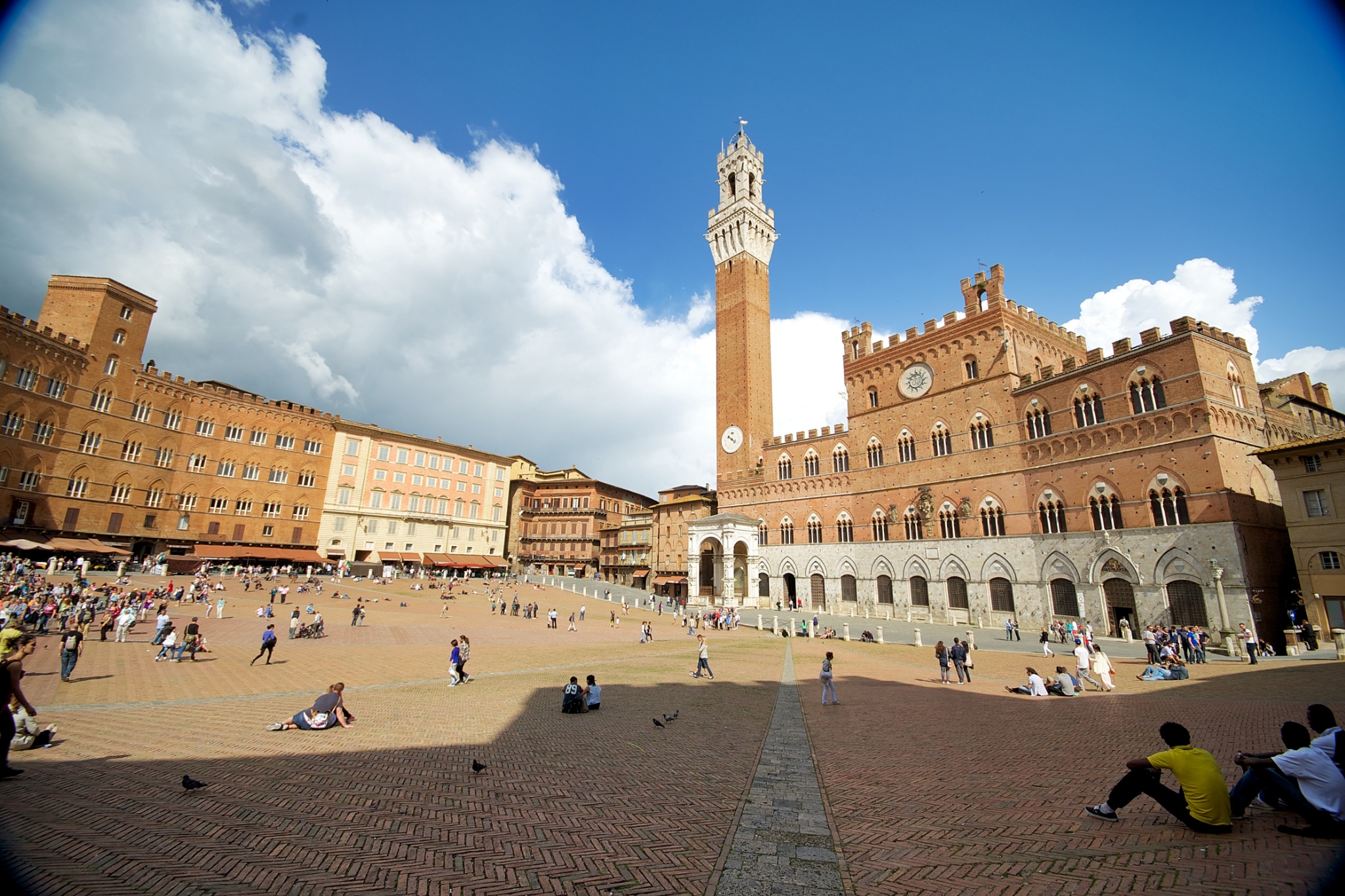 ສະໜາມກິລາ - Siena | Secret World Trip Planner