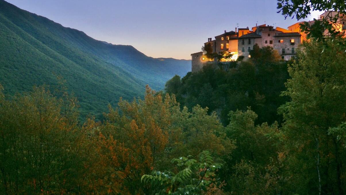 Dorf Fontecchio - Fontecchio | Secret World Trip Planner