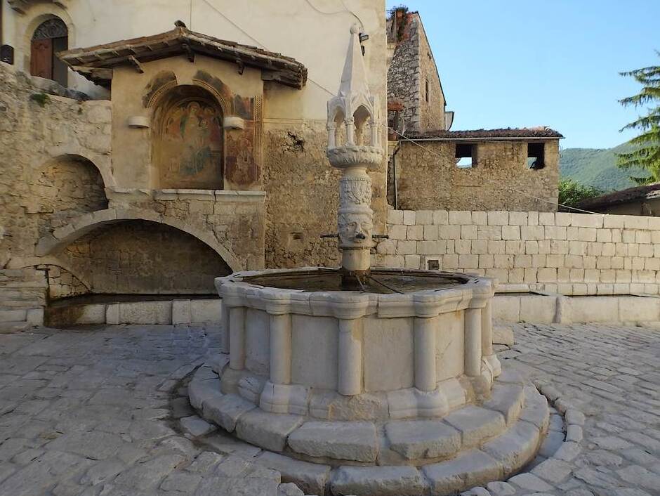 Fontecchio und sein Springbrunnen - Fontecchio | Secret World Trip Planner