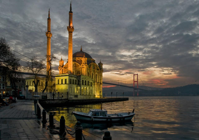 Ortaköy Mosque — Mecidiye Köprüsü Sk. No:1 D:1
