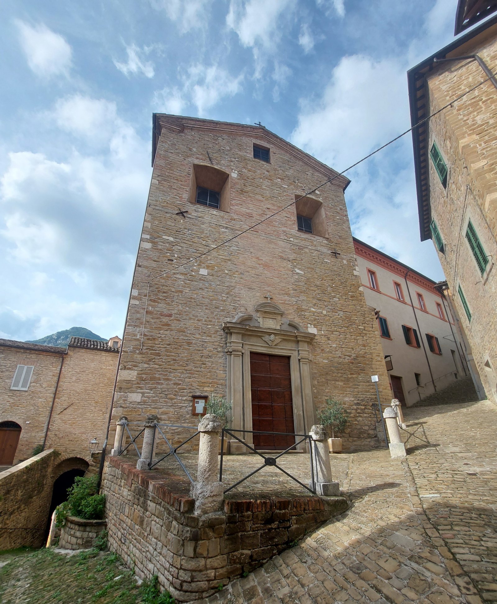Kyrkan Santa Lucia - Serra San Quirico | Secret World Trip Planner