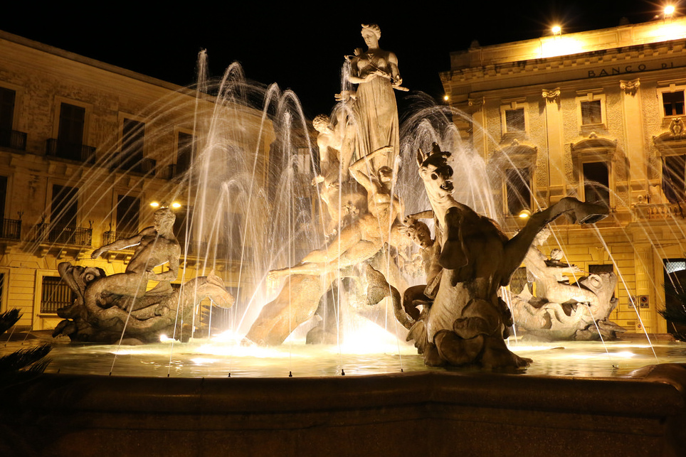 Ortigia und der Brunnen der Göttin Diana, der Göttin der Jagd — Siracusa