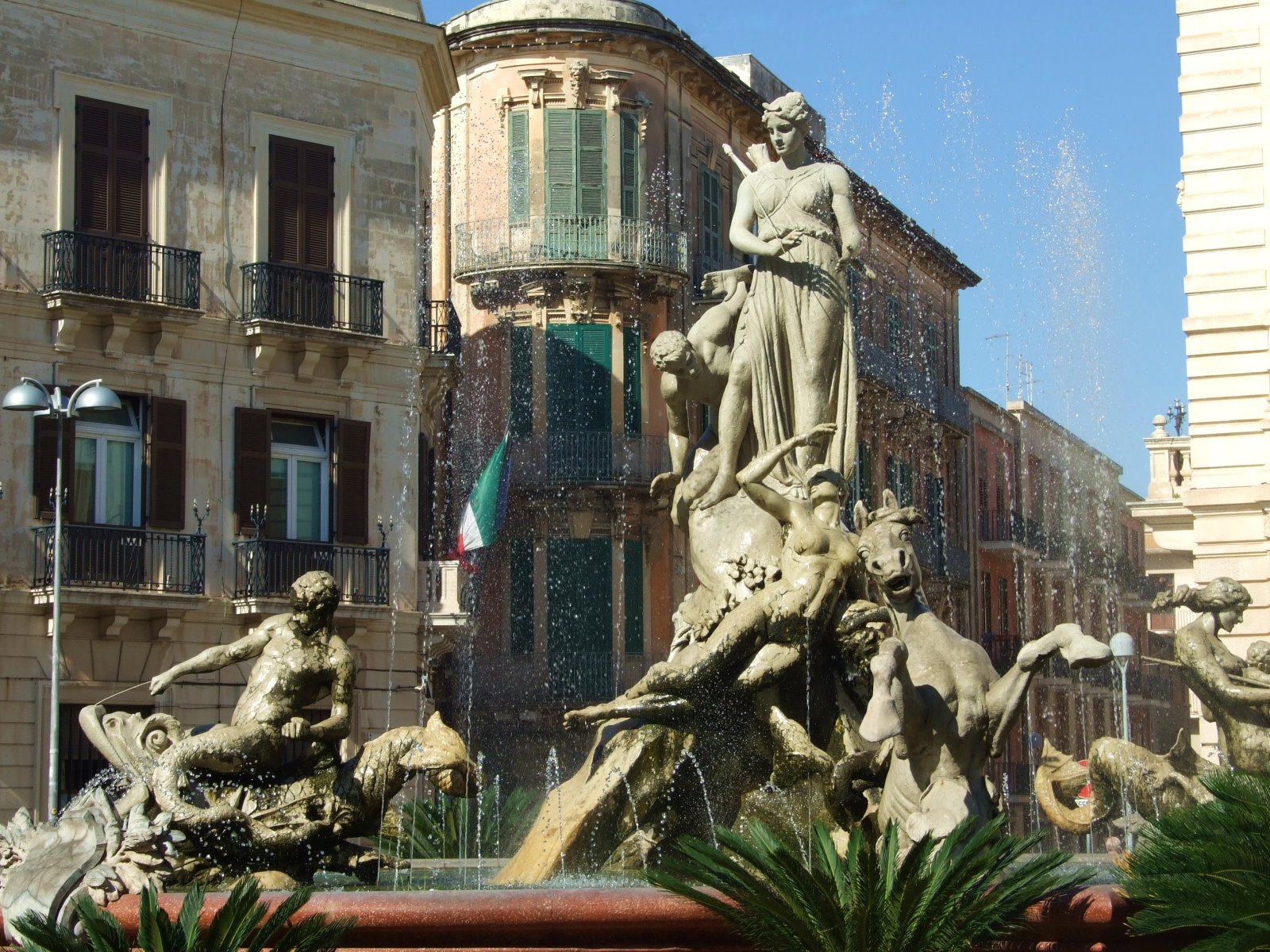 Ortigia und der Brunnen der Göttin Diana, der Göttin der Jagd - Siracusa | Secret World Trip Planner
