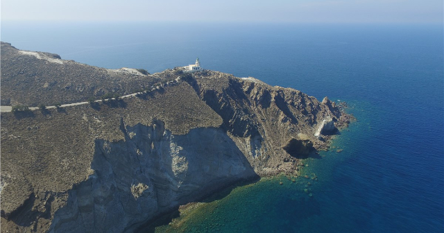 Akrotiri-Leuchtturm: Orientierungslicht am Rande von Santorin - 9954+4M | Secret World Trip Planner