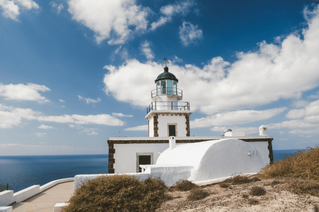 Akrotiri-Leuchtturm: Orientierungslicht am Rande von Santorin - 9954+4M | Secret World Trip Planner