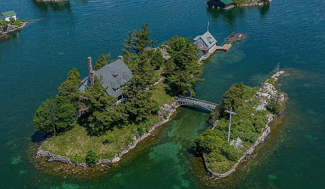 The smallest international bridge in the world - Leeds and Grenville United Counties | Secret World Trip Planner