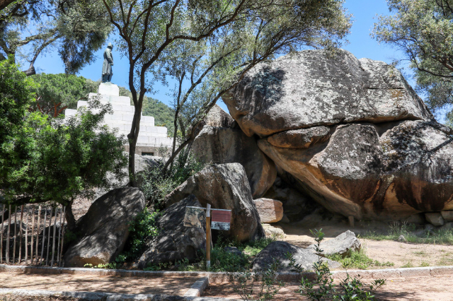 Die Bonaparte-Grotte und der Place d'Austerlitz - Ajaccio | Secret World Trip Planner