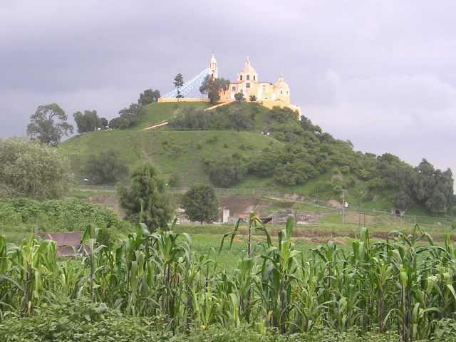 Im Mexiko der geheimnisvollen Orte und rätselhaften archäologischen Stätten ist die Pyramide - San Andrés Cholula | Secret World Trip Planner