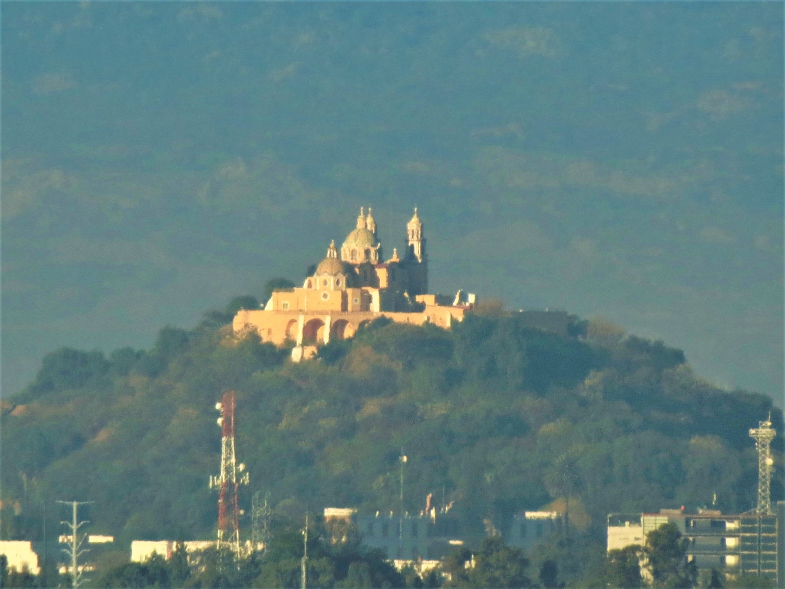 Im Mexiko der geheimnisvollen Orte und rätselhaften archäologischen Stätten ist die Pyramide - San Andrés Cholula | Secret World Trip Planner