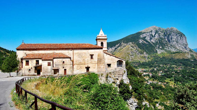 मारिया एसएस को अभयारण्य। Pietrasanta को - San Giovanni A Piro | Secret World Trip Planner