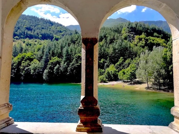 Die Einsiedelei von San Domenico ist eine kleine Kirche, die sich auf dem Gebiet der Gemeinde - Villalago | Secret World Trip Planner