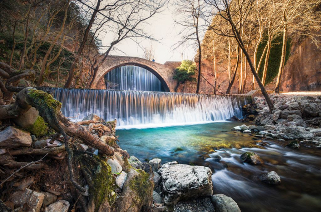 Die Palaiokarya-Brücke und der Wasserfall in Thessalien — Epar.Od. Paleokarias-Ropotou