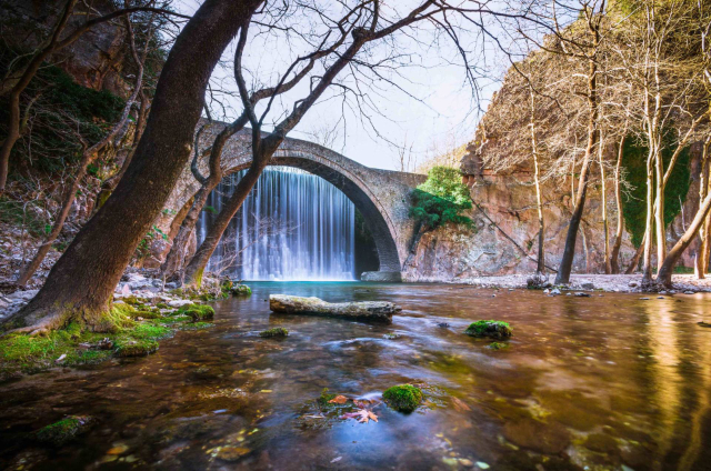 Die Palaiokarya-Brücke und der Wasserfall in Thessalien - Epar.Od. Paleokarias-Ropotou | Secret World Trip Planner