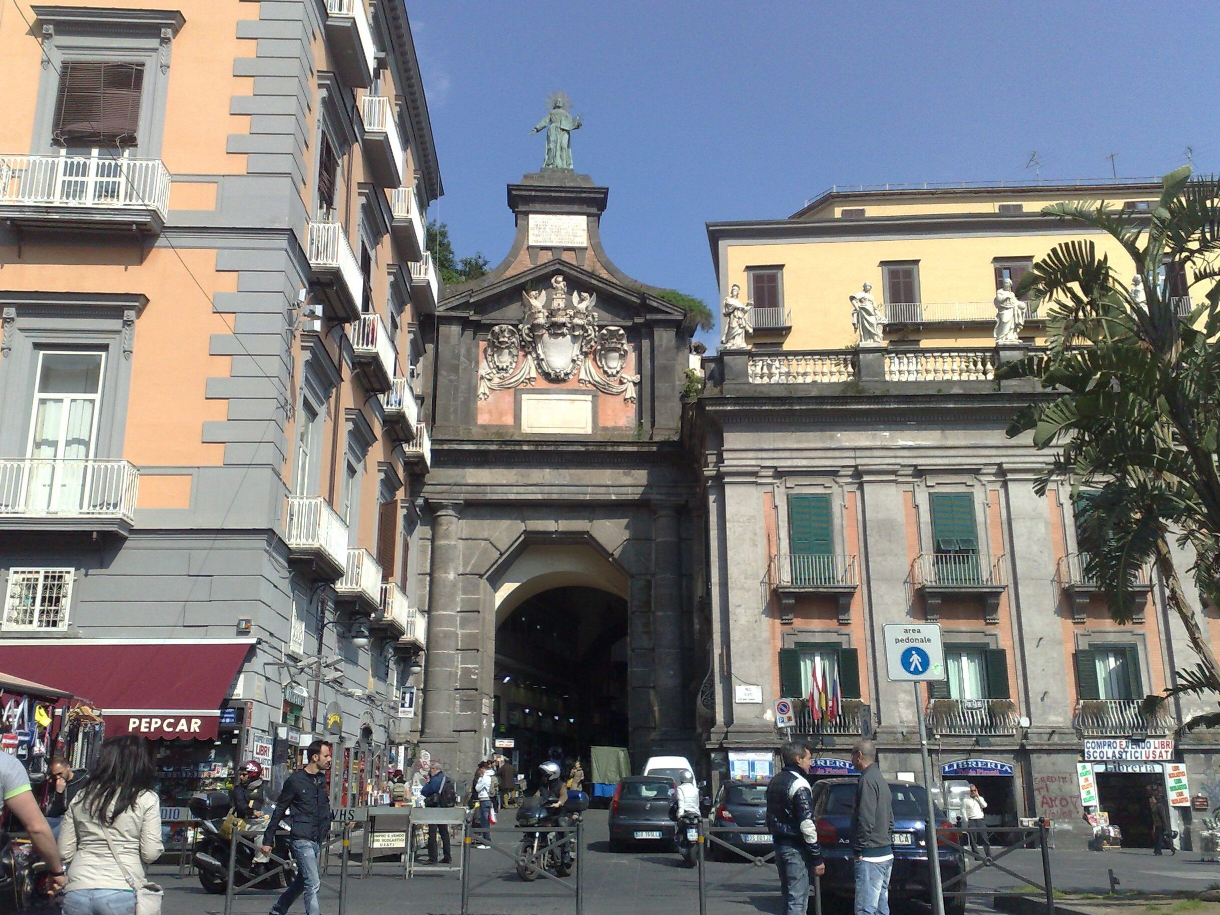 Ing sisih kiwa saka piazza Dante liwat Port ' Alba, dibukak ing 1625 kanggo nyambung - Napoli | Secret World Trip Planner
