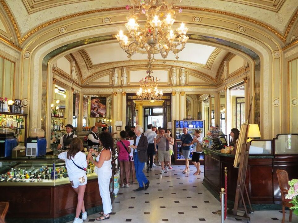 నేపుల్స్ / Caffè Gambrinus: one of the most beautiful బార్లు ఇటలీ - Napoli | Secret World Trip Planner