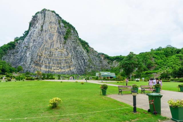 Khao Chi Chan (Buddha-Berg) - Tambon Na Chom Thian | Secret World Trip Planner