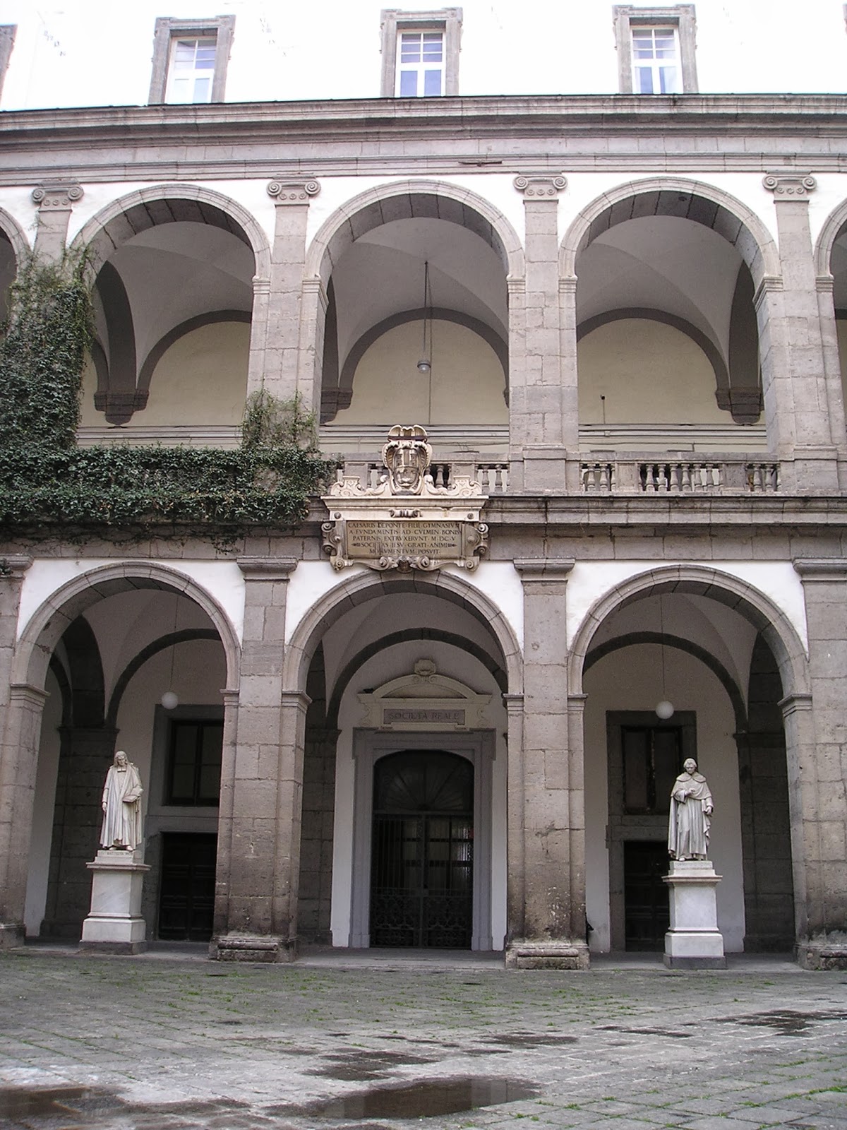 ಸಂರಕ್ಷಕನ ಮನೆ - ಪ್ರತಿಮೆಗಳ ಅಂಗಳ - Napoli | Secret World Trip Planner