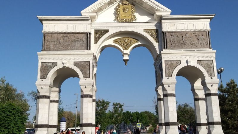 Astrakhan Triumphal Arch and Walk of Fame - Staroe Bobrenevo | Secret World Trip Planner