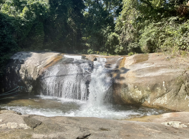 Die Kaskade Cachoeira da Toca — Ilhabela - SP