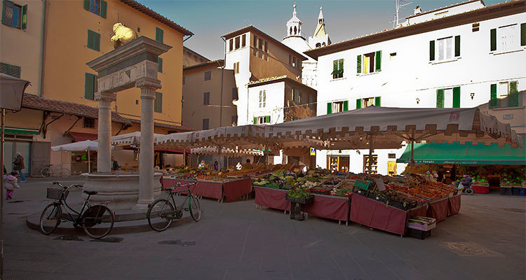 စျေးကွက်စတုရန်း - Piazza del Mercato Centrale | Secret World Trip Planner