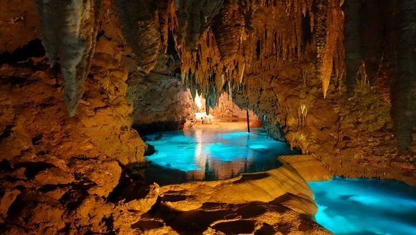 Okinawa | Gyokusendo Cavethere a beautiful lighted cave — Prefettura di Okinawa