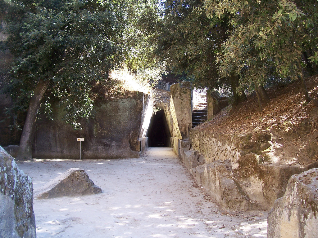 Sybils Höhle - Monterusciello | Secret World Trip Planner