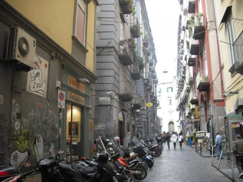 Tangki Minyak Kuno - Napoli | Secret World Trip Planner