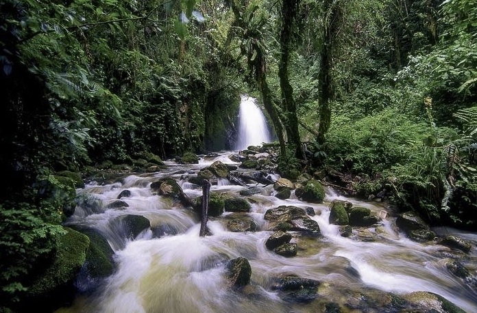 Machu Picchu und die verborgenen zwei kleinen Wasserfälle. — Aguas Calientes