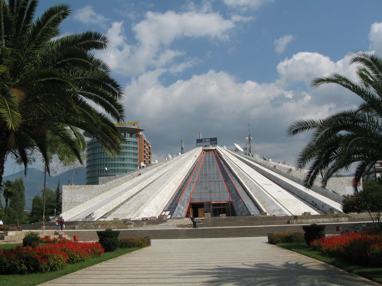 Die Pyramide von Tirana - Tirana | Secret World Trip Planner