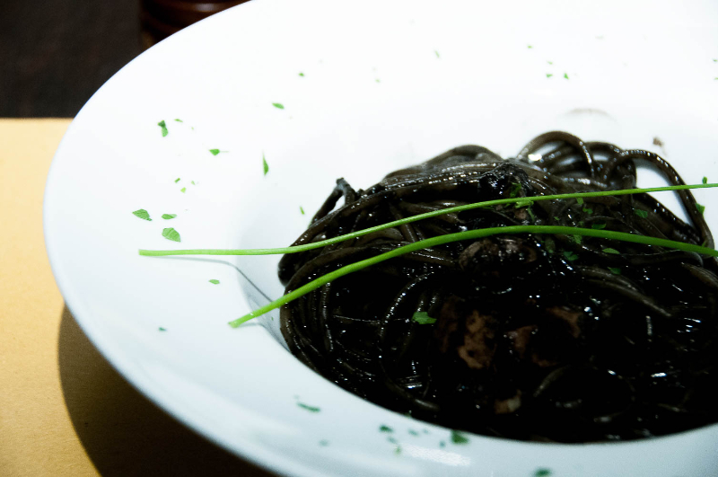 Pasta al nero di seppia — Venezia