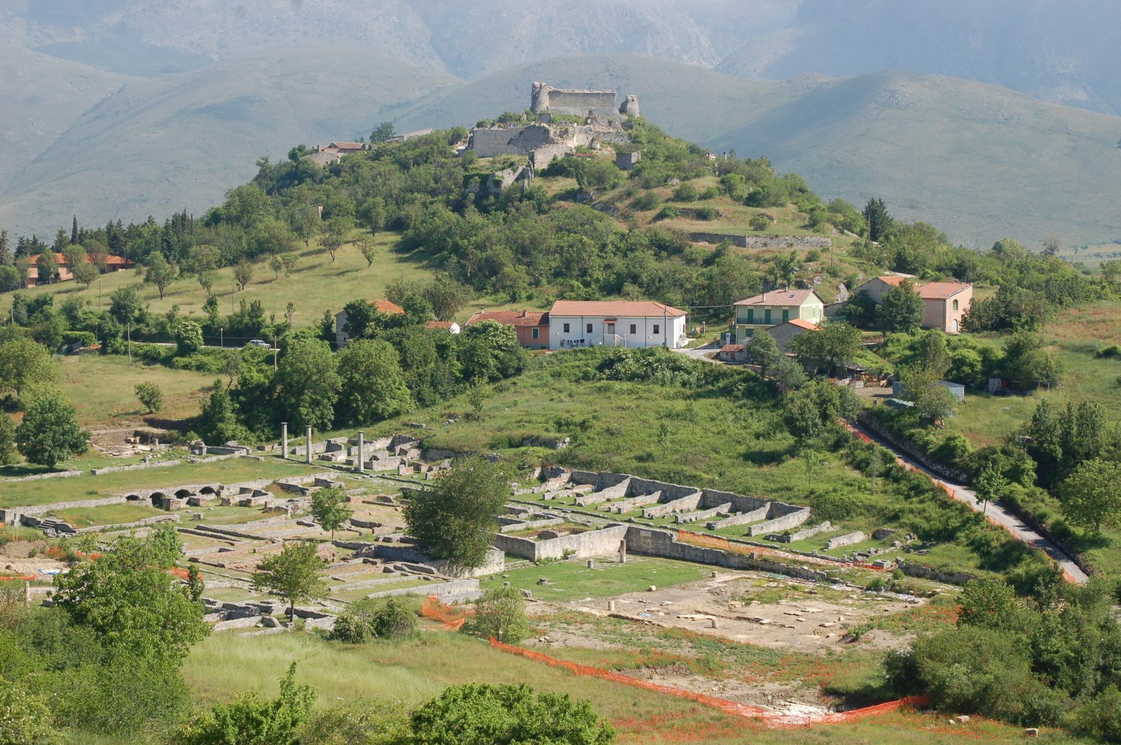 Alba Fucens, die antike römische Stadt - 67050 Massa D'albe AQ | Secret World Trip Planner