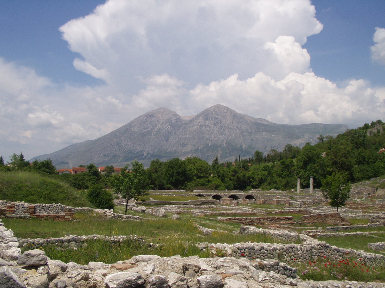 Alba Fucens, die antike römische Stadt - 67050 Massa D'albe AQ | Secret World Trip Planner