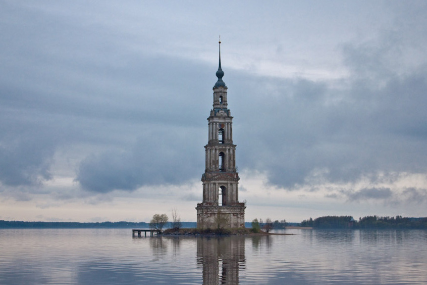 Russland | Der Glockenturm der überfluteten St. Nikolaus-Kirche — Kaljazin