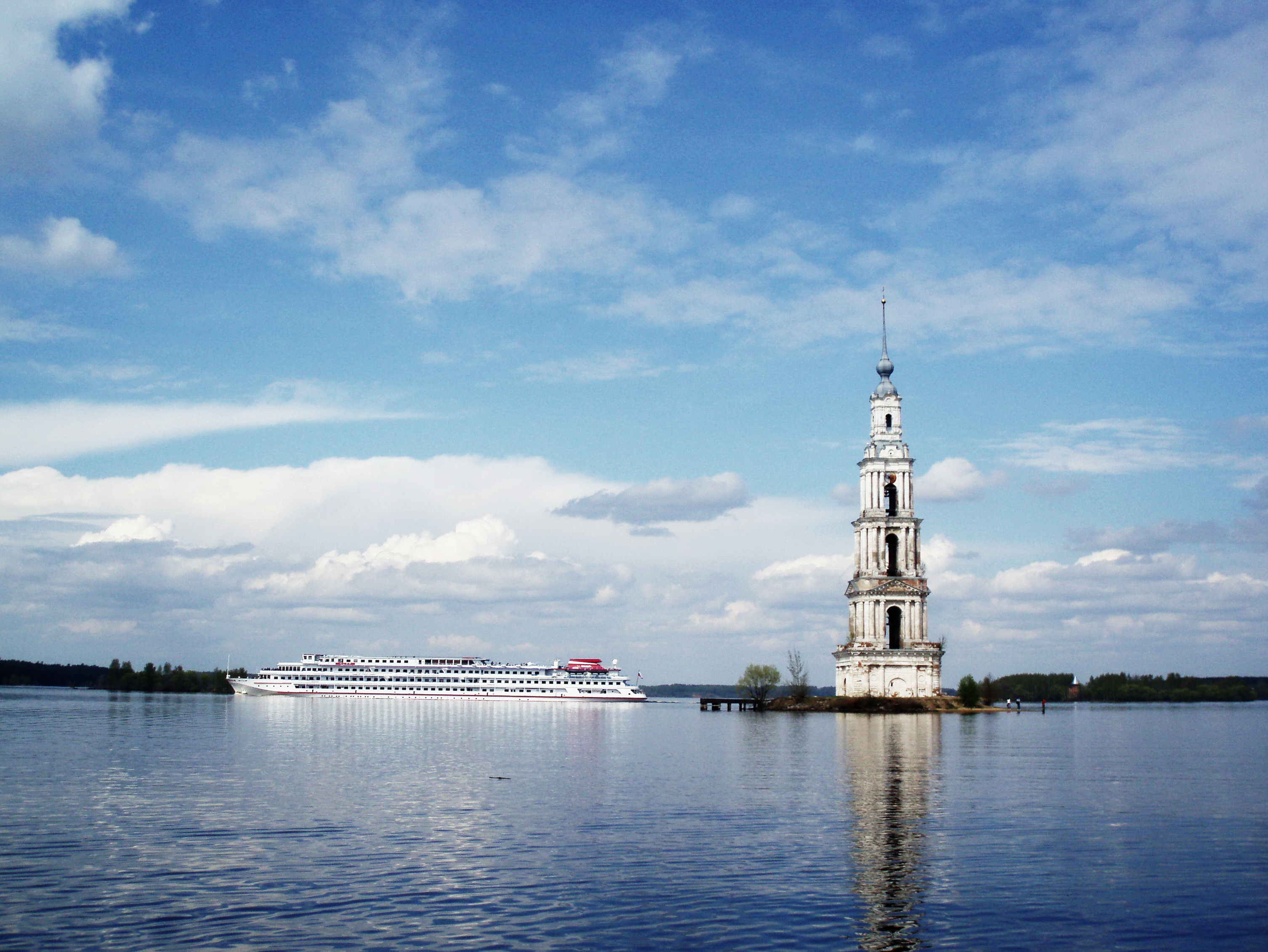 Russland | Der Glockenturm der überfluteten St. Nikolaus-Kirche - Kaljazin | Secret World Trip Planner