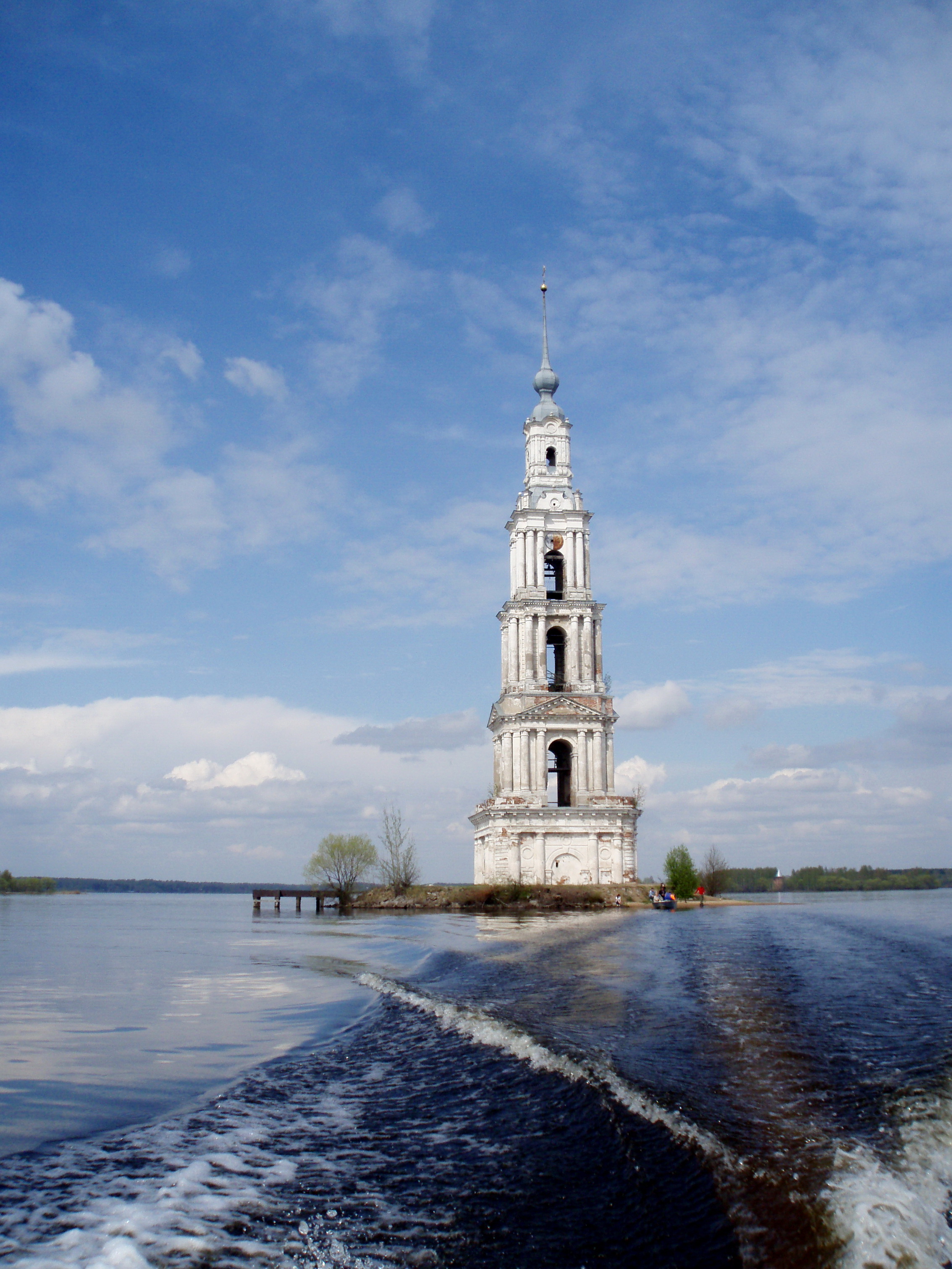 Russland | Der Glockenturm der überfluteten St. Nikolaus-Kirche - Kaljazin | Secret World Trip Planner