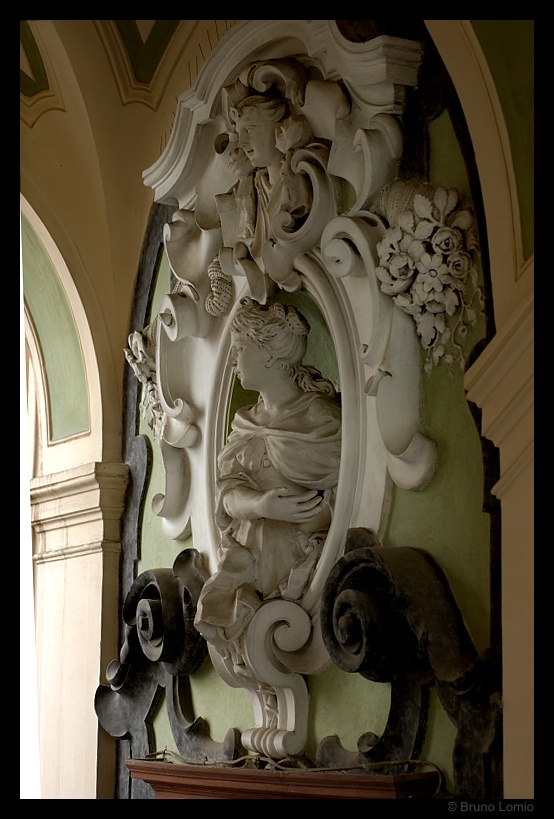 Istana Spanyol - Napoli | Secret World Trip Planner