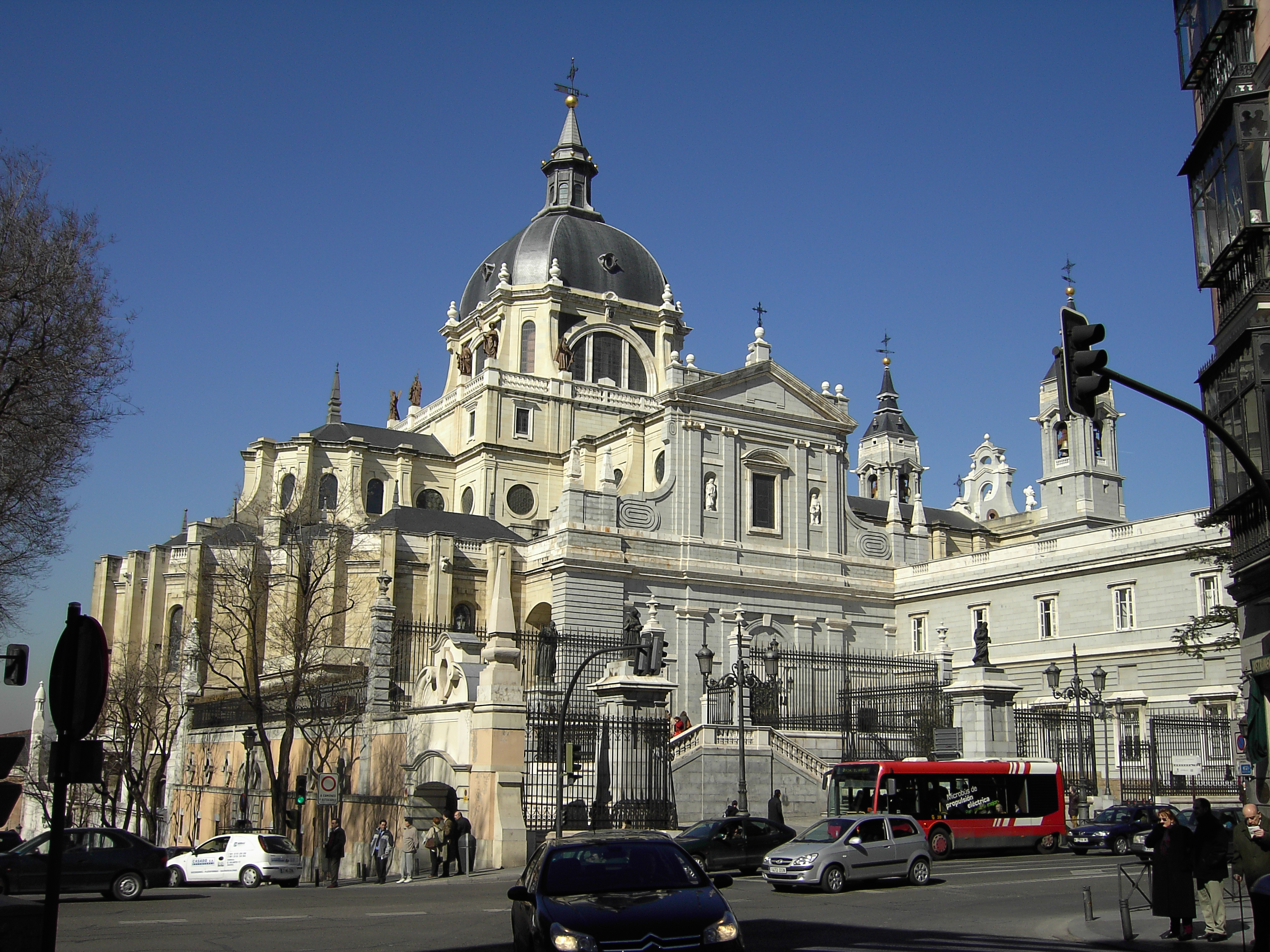 Cattedrale di Santa María la Real de la Almudena - Madrid | Secret World Trip Planner