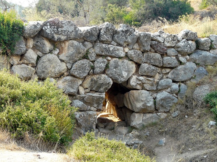 Die Arkadiko-Brücke, auch bekannt als die Kazarma-Brücke — Arkadiko