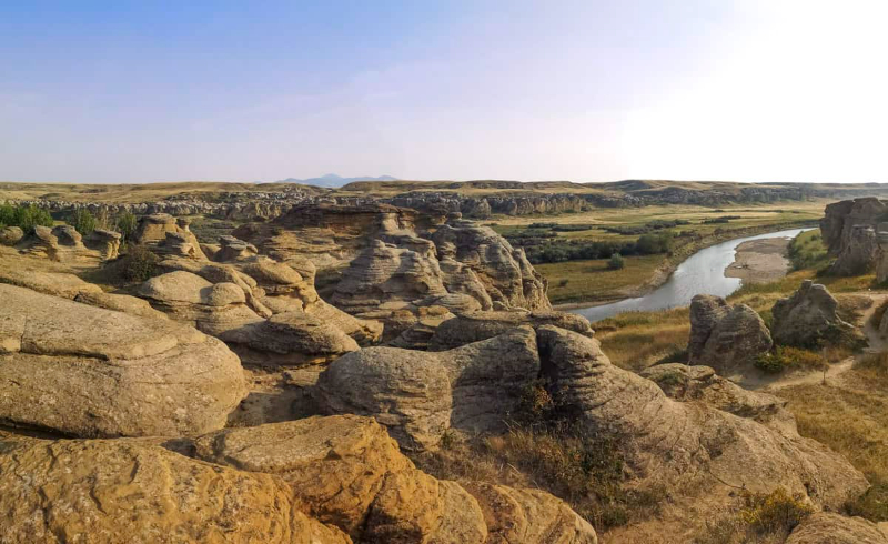 Writing-on-Stone/Áísínai’pi - Milk River | Secret World Trip Planner