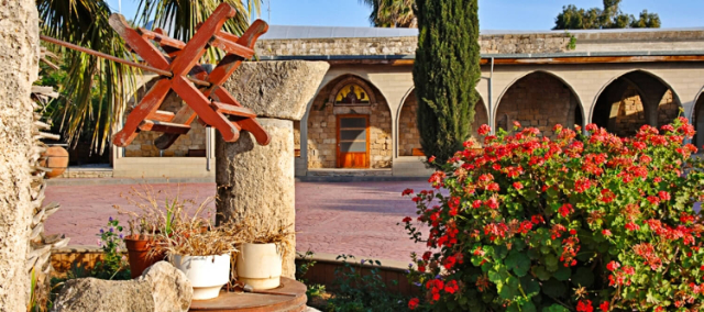 Heiliges Kloster des Heiligen Nikolaus der Katzen - Akrotiri | Secret World Trip Planner