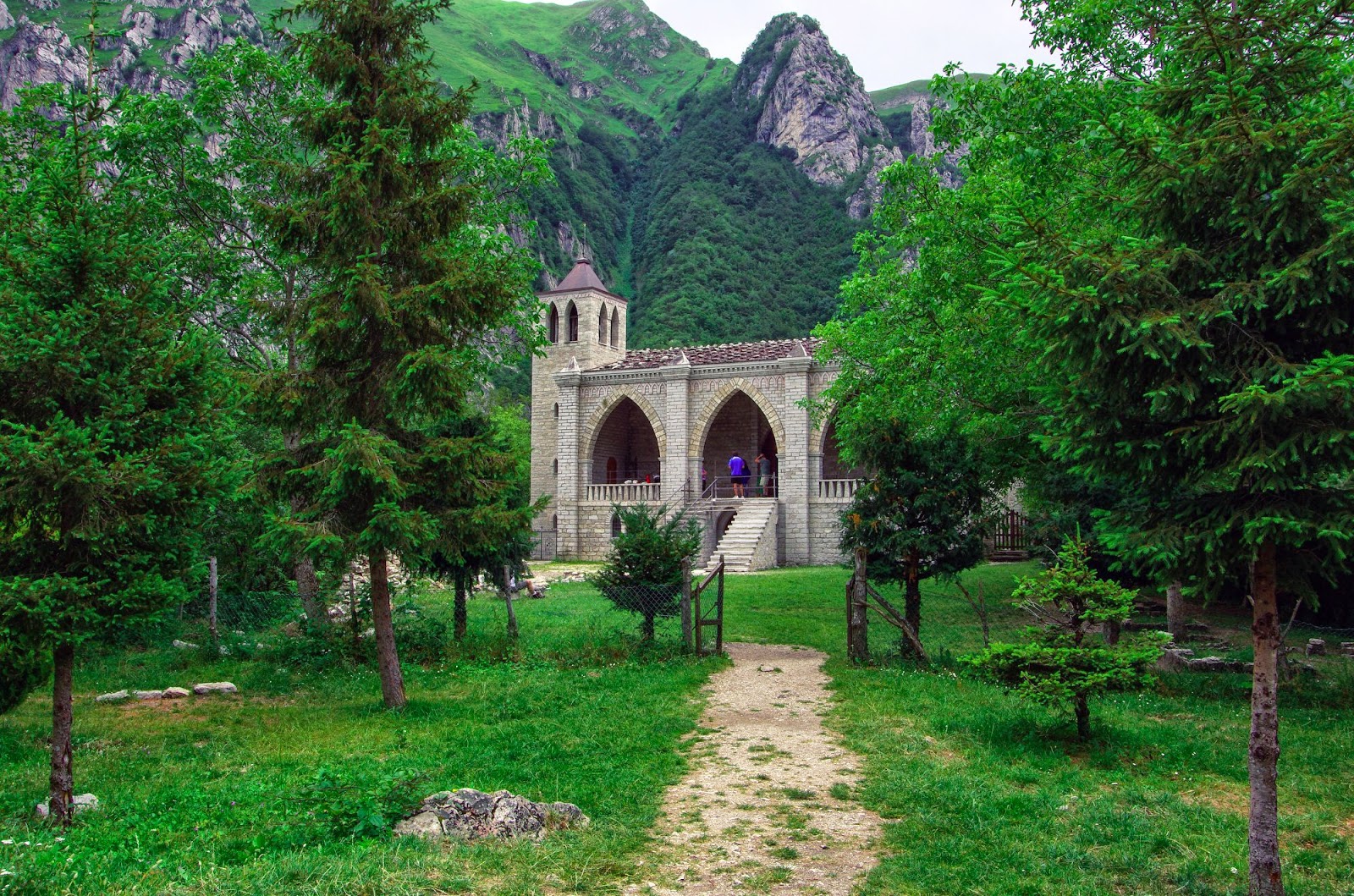 Gola dell'infernaccio र S Leonardo को आश्रम - Montefortino | Secret World Trip Planner