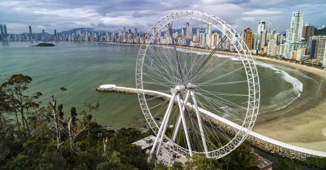 Der Spazierweg am Strand von Balneário Camboriú — Balneário Camboriú