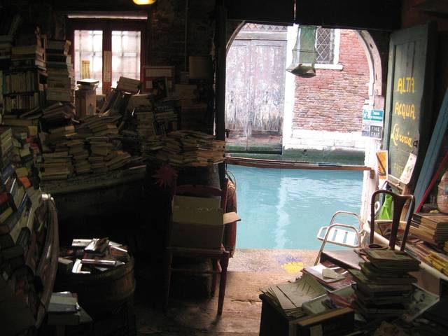 Libreria Acqua Alta - Venezia | Secret World Trip Planner