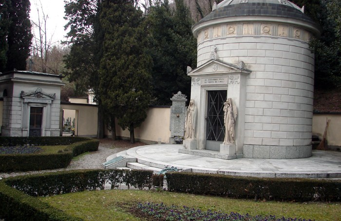 Tomba di Camnago o di Alessandro Volta - Camnago Volta | Secret World Trip Planner