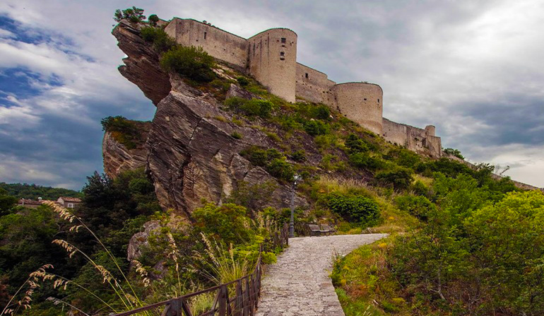 Abruzzo: Castello di Roccascalegna - Roccascalegna | Secret World Trip Planner