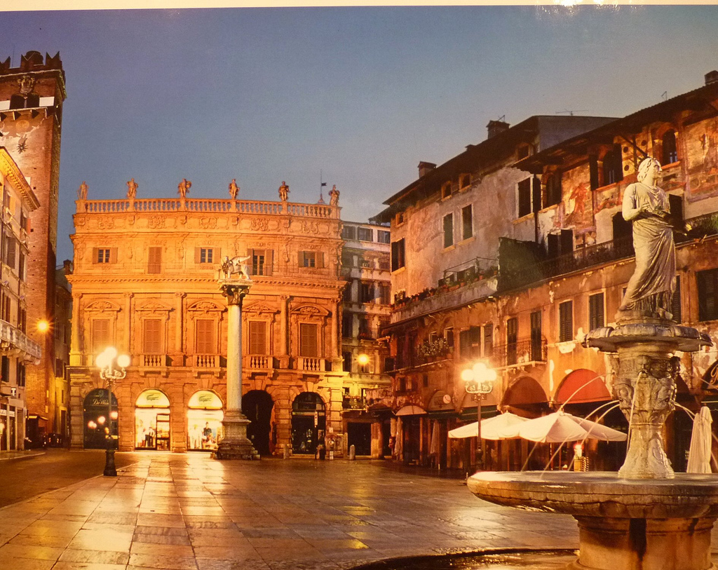 Verona e la bellissima Piazza Erbe - Verona | Secret World Trip Planner