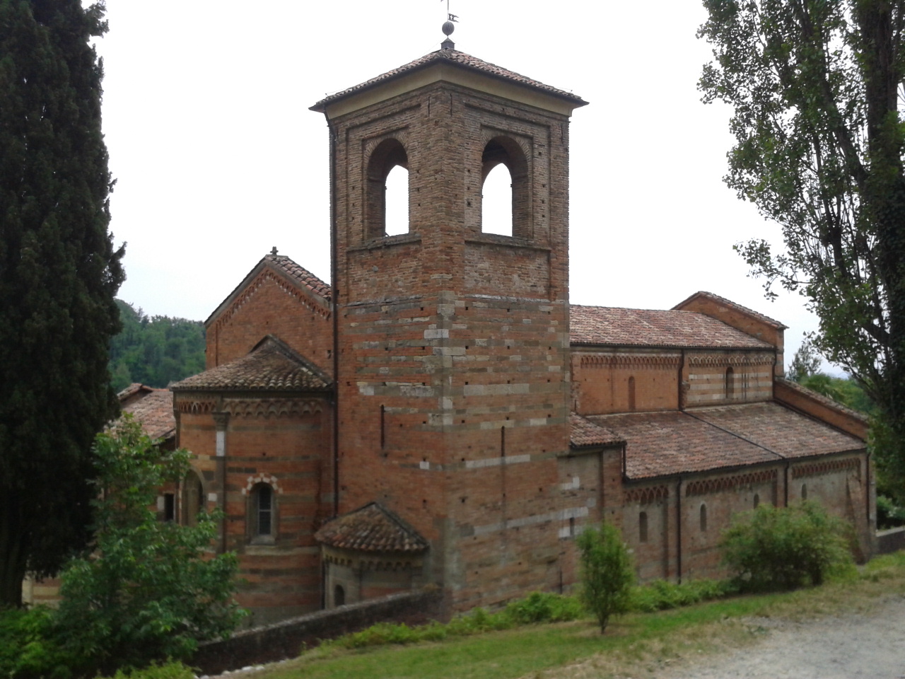 Abbazia di Santa Maria di Vezzolano  - Località Vezzolano | Secret World Trip Planner