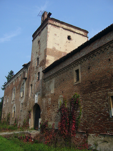 Castello della Rotta e i fantasmi - Tetti Sapini | Secret World Trip Planner