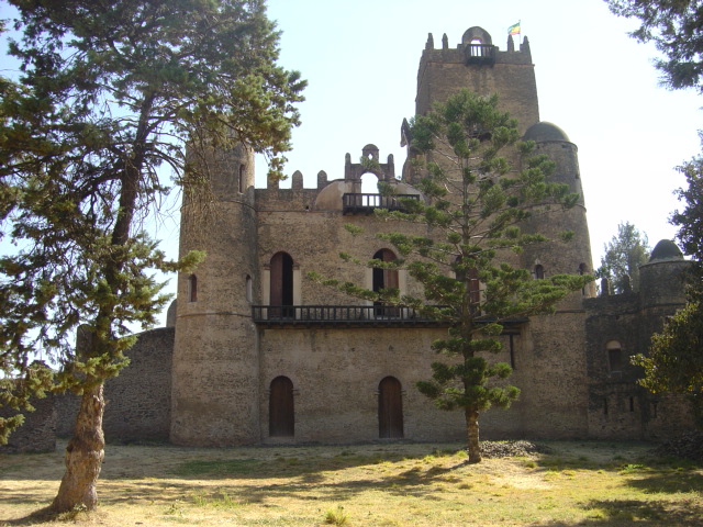 Castello della Rotta e i fantasmi - Tetti Sapini | Secret World Trip Planner